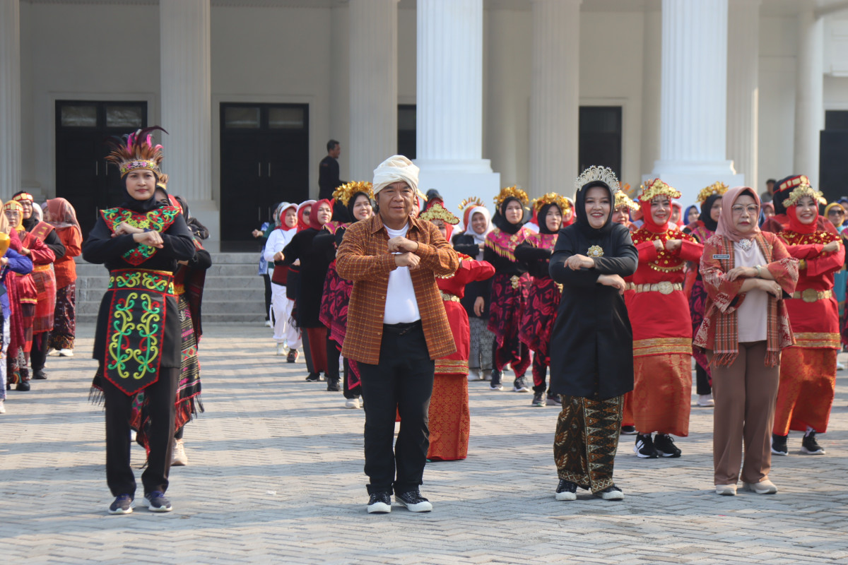 Pj Gubernur Banten Al Muktabar Ajak Generasi Muda Hidup Sehat dan Lestarikan Wastra Nusantara