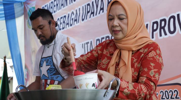 Ny. Tucfah Tranggono mendemonstrasi memasak bersama chef sembari diberikan penjelasan dari ahlo gizi Selasa (15/11/22).